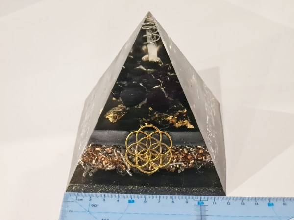 Orgonite pyramide tourmaline noire fleur de vie argentée